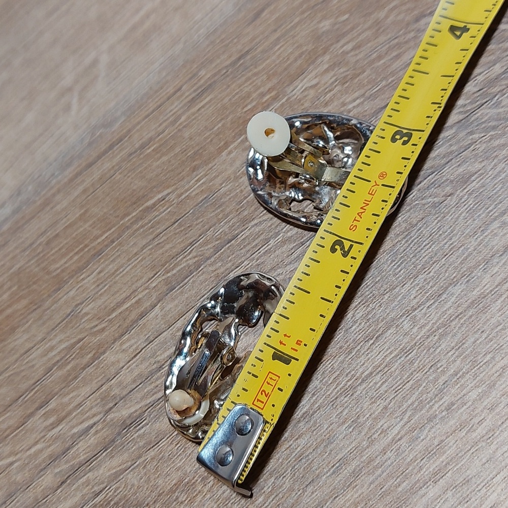 Vintage Textured Cutout Detailing Oval Shaped Silver Tone Clip On Earrings - Picture 5 of 6